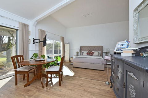 Rose Cottage Studio Romantic Or Solo Getaway. Spa, Games Room - Accommodation Gladstone 1