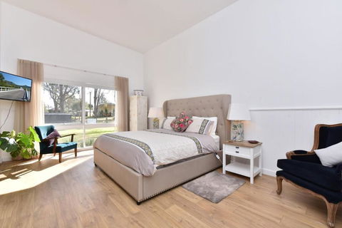 Rose Cottage Studio Romantic Or Solo Getaway. Spa, Games Room - Accommodation Gladstone 2