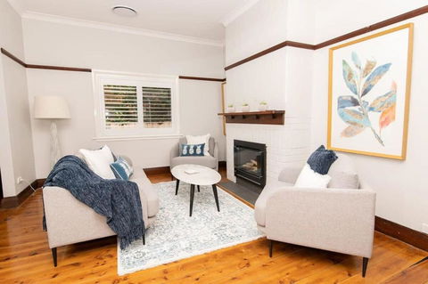Rose Hill On Hamer, 1940s Charming Cottage Near Cook Park - Accommodation Gladstone 2