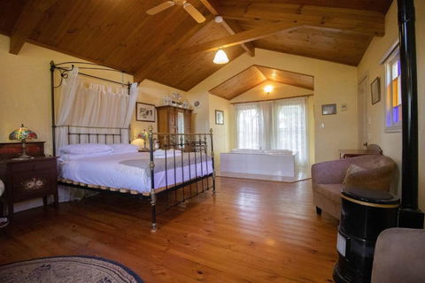 Rose Petal Cottage - Accommodation Gladstone 0