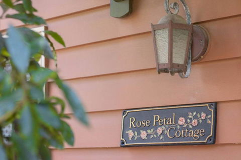 Rose Petal Cottage - Accommodation Gladstone 1