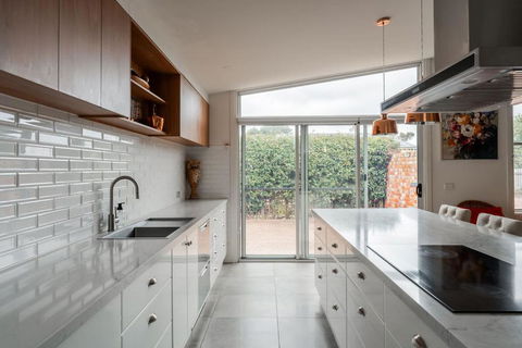 Rose Villa Heritage Home With Parking & WiFi - Accommodation Gladstone 2