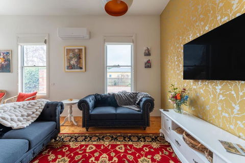 Rose Villa Heritage Home With Parking & WiFi - Accommodation Gladstone 3
