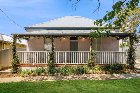 RoseBerne Cottage - Accommodation Gladstone 0