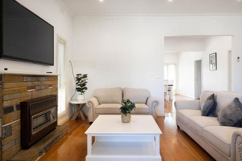 Rosebud Reset - A Beachside Group Getaway - Accommodation Gladstone 1