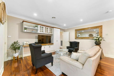 Roselawn Manor - 5 Bedroom Entertainer - Accommodation Gladstone 2