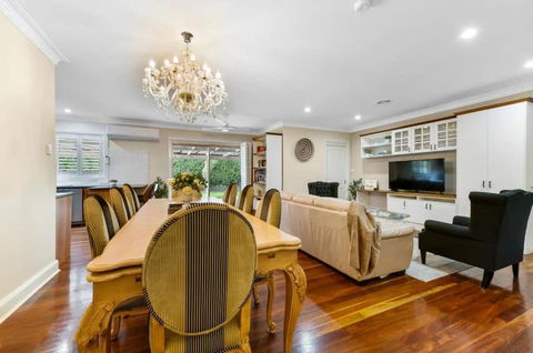 Roselawn Manor - 5 Bedroom Entertainer - Accommodation Gladstone 3