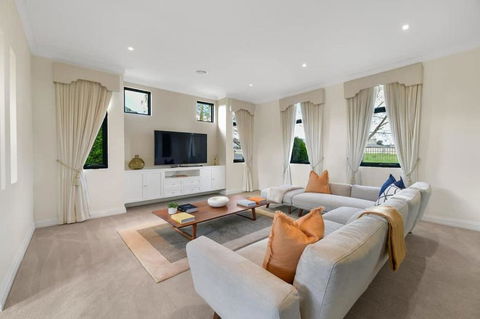 Roselawn Retreat - Pool, Incredible Views, Sleeps 8 - Accommodation Gladstone 1