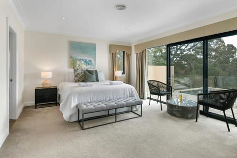 Roselawn Retreat - Pool, Incredible Views, Sleeps 8 - Accommodation Gladstone 2