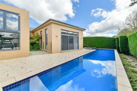 Roselawn Retreat - Pool, Incredible Views, Sleeps 8 - Accommodation Gladstone 3