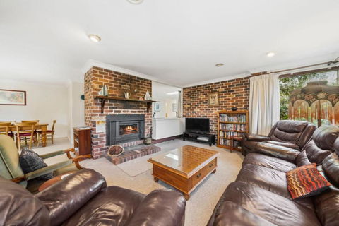 Rosella Retreat - Accommodation Gladstone 0