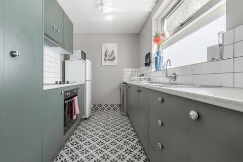 Rosewood Lodge - Cottage Charm Off High Street - Accommodation Gladstone 1
