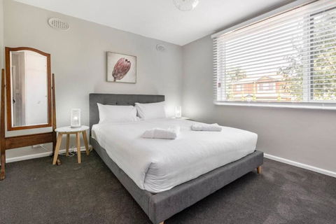 Rosewood Lodge - Cottage Charm Off High Street - Accommodation Gladstone 2