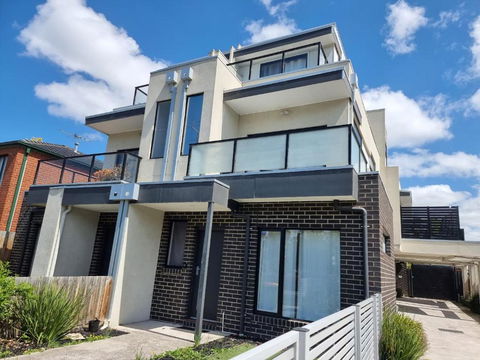 Rosie Townhouse In Prime Location Close To CBD - Accommodation Gladstone 0