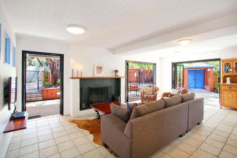 Ross Cres Spacious Private Beach House - Accommodation Gladstone 1