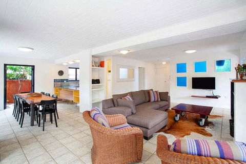 Ross Cres Spacious Private Beach House - Accommodation Gladstone 2
