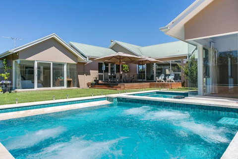 Royadie Resort - Pool Spa Tennis 500m To Beach - Accommodation Gladstone 0