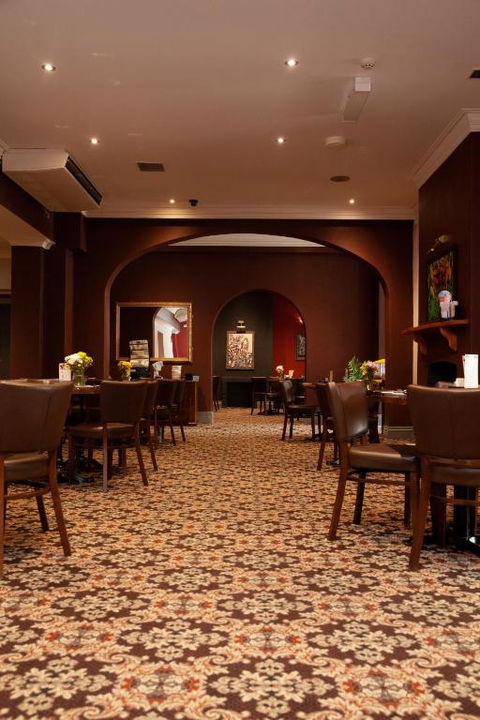 Royal Hotel Singleton - Accommodation Gladstone 1