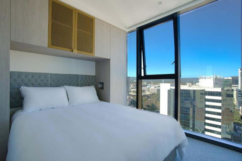Rundle Retreat - 2BR Apartment With Stunning Views - Accommodation Gladstone 0
