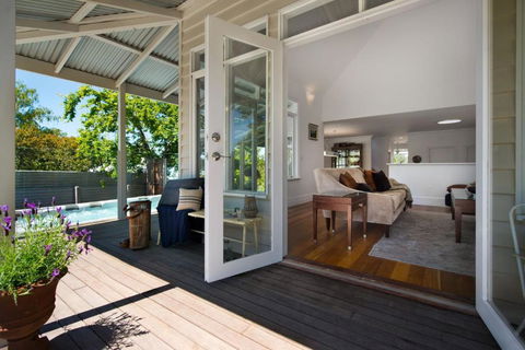 Sades - Accommodation Gladstone 2