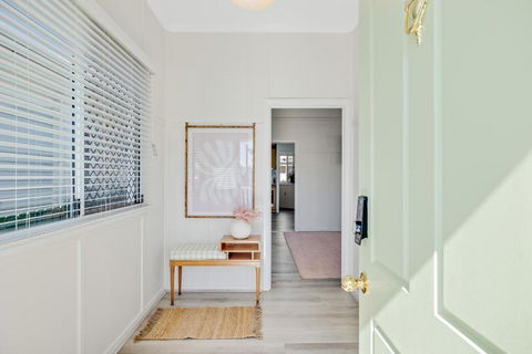 Sage Cottage! CBD Perfection! - Accommodation Gladstone 3