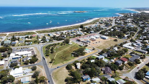 Sail House Overlooking Lancelins Main Park - Accommodation Gladstone 1