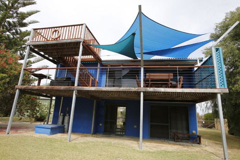 Sail House Overlooking Lancelins Main Park - Accommodation Gladstone 0