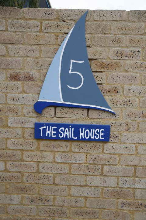 Sail House Overlooking Lancelins Main Park - Accommodation Gladstone 2