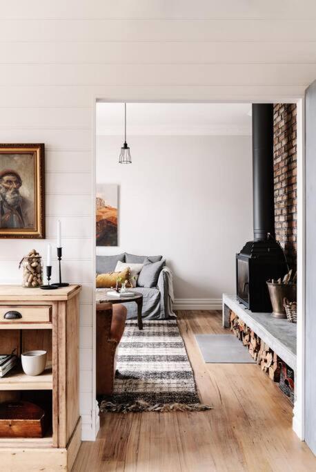 Sailors Whisk, Luxurious Restored Antique Cottage - Accommodation Gladstone 1