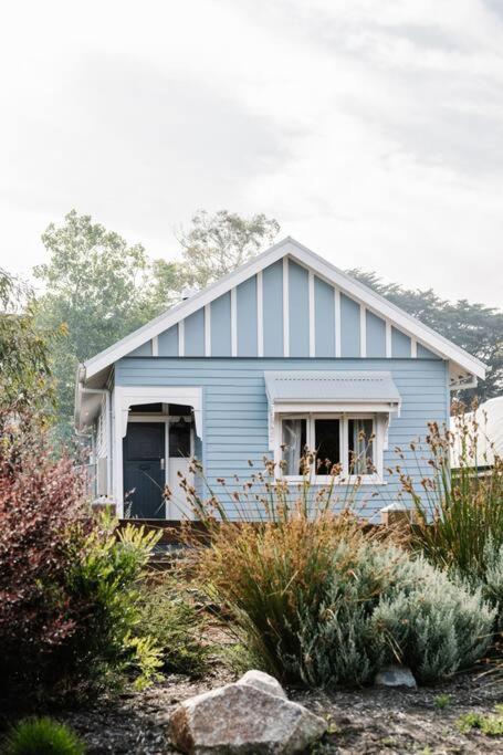 Sailors Whisk, Luxurious Restored Antique Cottage - Accommodation Gladstone 0