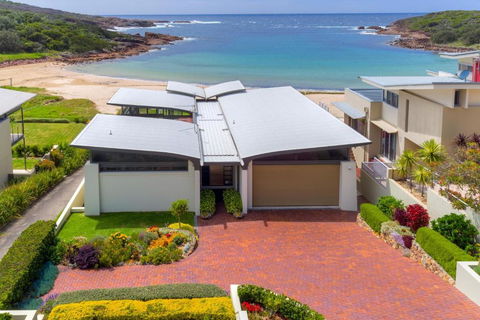 Sails On The Beachfront - Exclusive Seaside Home - Accommodation Gladstone 0