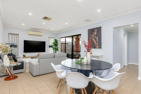 Saint James Hidden Gem! - Accommodation Gladstone 0