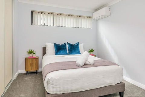 Saint James Hidden Gem! - Accommodation Gladstone 2