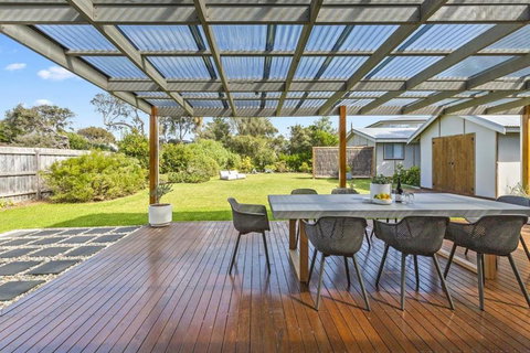 Salt Air Beach Retreat - 280m Walk To Foreshore, Check Out 5pm Sunday! - Accommodation Gladstone 2