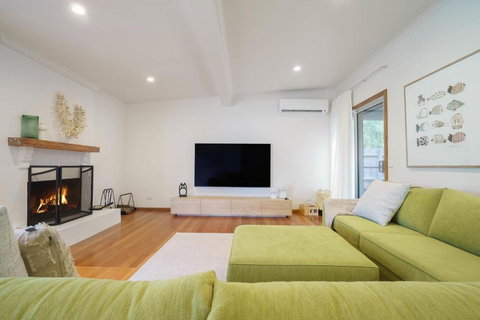 Salt Air Beach Retreat - 280m Walk To Foreshore, Check Out 5pm Sunday! - Accommodation Gladstone 3