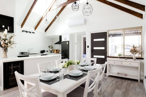 Salt & Pepper; Beautiful Town House In Margs! - Accommodation Gladstone 0