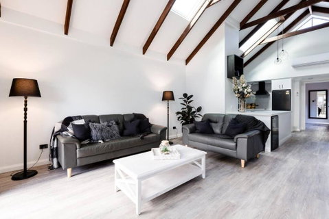Salt & Pepper; Beautiful Town House In Margs! - Accommodation Gladstone 1