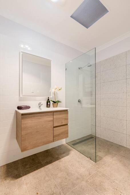 Salt & Pepper; Beautiful Town House In Margs! - Accommodation Gladstone 2