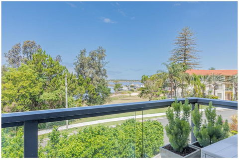 Salt & Sand Getaway - Accommodation Gladstone 0
