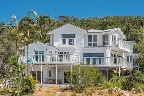 Salt Spray - Accommodation Gladstone 0