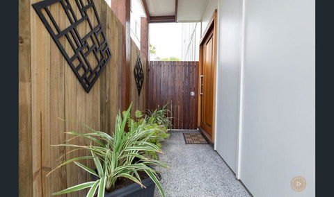 Salt Zen Holiday Townhouse - Accommodation Gladstone 1