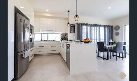 Salt Zen Holiday Townhouse - Accommodation Gladstone 3