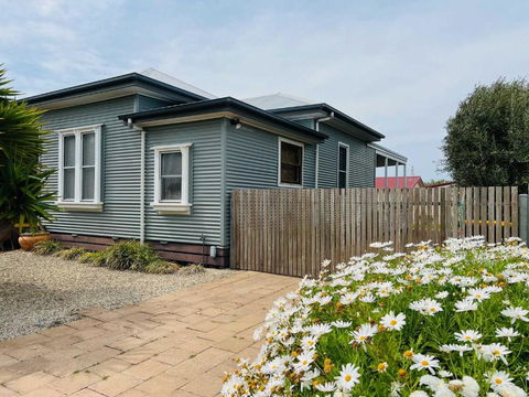 Saltwater Bungalow - WiFi - Accommodation Gladstone 0