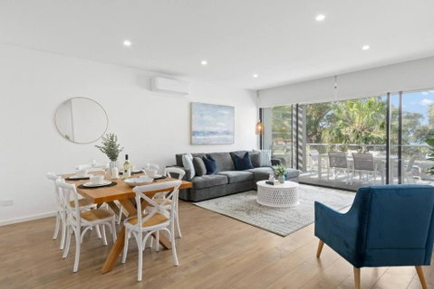 Saltwater Escape - Contemporary Seaside Stunner - Accommodation Gladstone 0