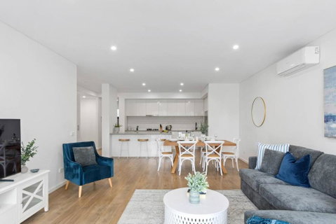 Saltwater Escape - Contemporary Seaside Stunner - Accommodation Gladstone 1