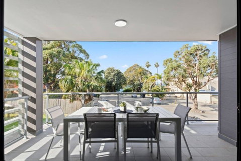 Saltwater Escape - Contemporary Seaside Stunner - Accommodation Gladstone 3