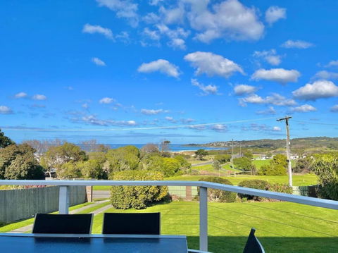 Saltwater Haven - Pets Welcome. Wifi. Amazing View - Accommodation Gladstone 0