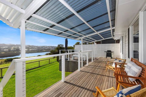 SALTWATER HOUSE - Opposite The Beach And Views Over The Lake! - Accommodation Gladstone 1