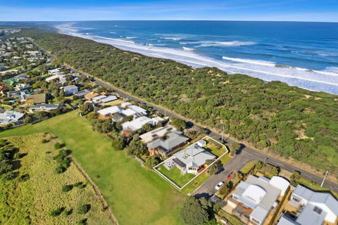 SALTWATER HOUSE - Opposite The Beach And Views Over The Lake! - Accommodation Gladstone 0