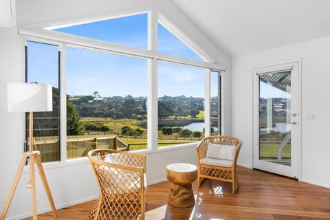 SALTWATER HOUSE - Opposite The Beach And Views Over The Lake! - Accommodation Gladstone 2